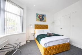 The Kent Luxury House Sleeps 14 free parking